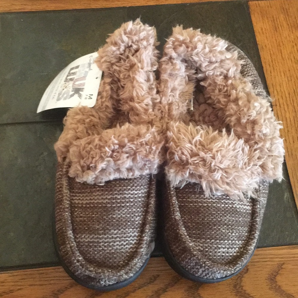 Mukluks slippers size M.